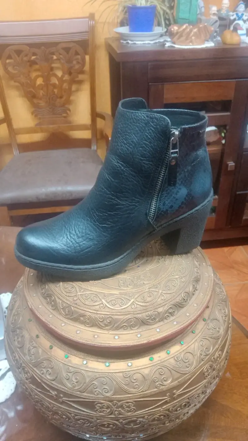 Botines de cuero negro con cierre lateral