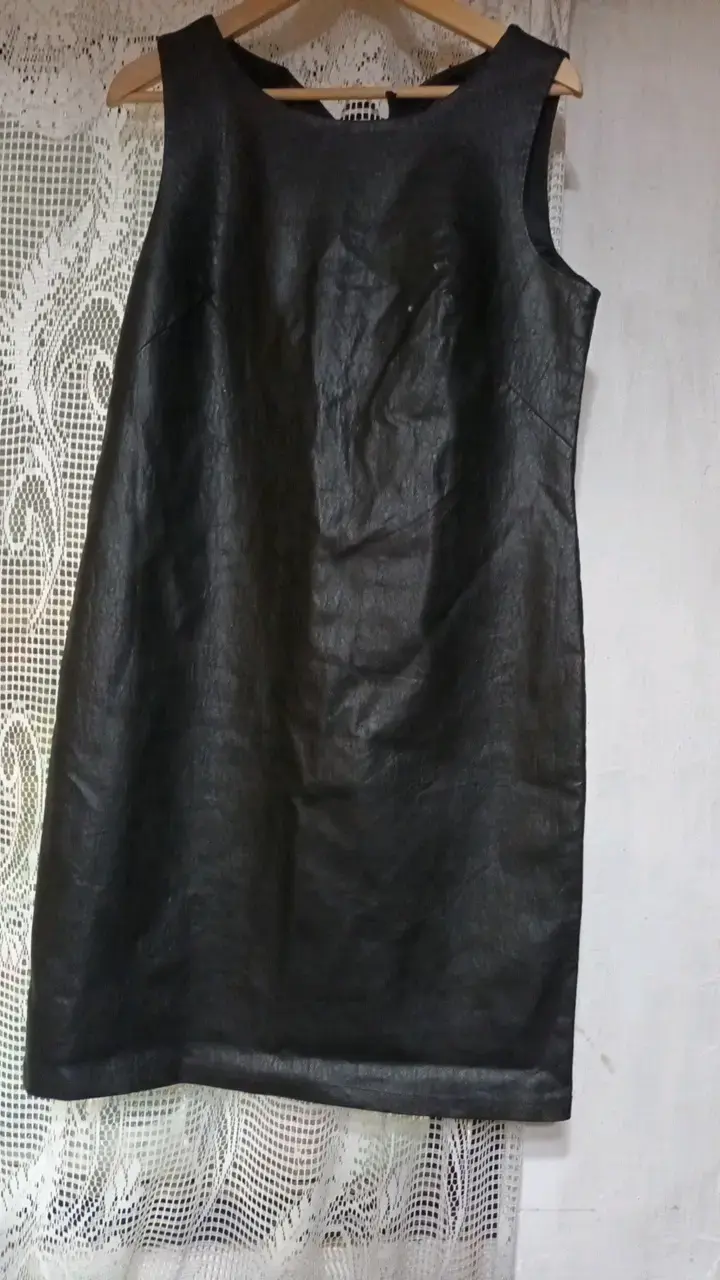 Vestido negro elegante sin mangas - 1