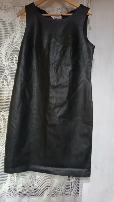 Vestido negro elegante sin mangas - miniatura 1