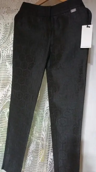 Vestido negro elegante sin mangas - miniatura 2