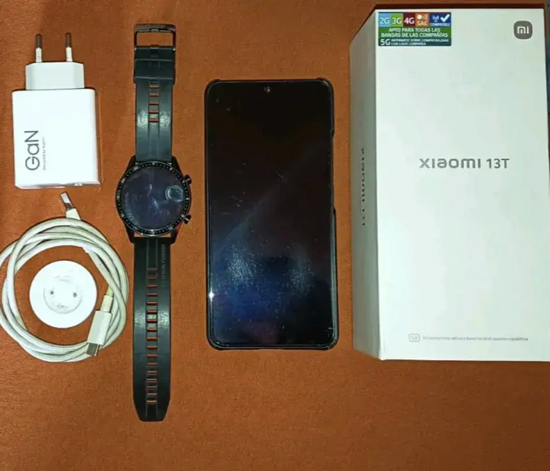 Smartphone Xiaomi 13T con accesorios - 1