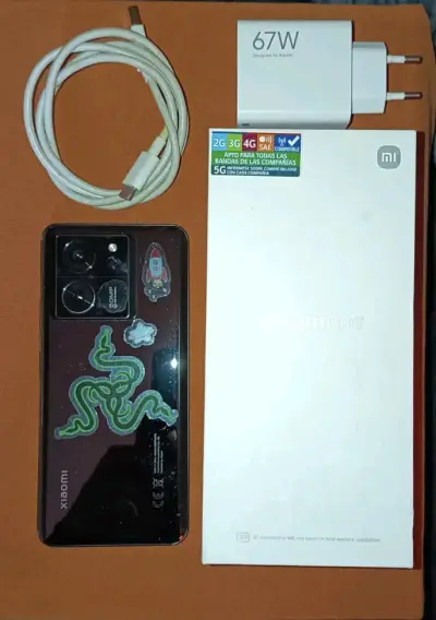Smartphone Xiaomi 13T con accesorios - miniatura 2