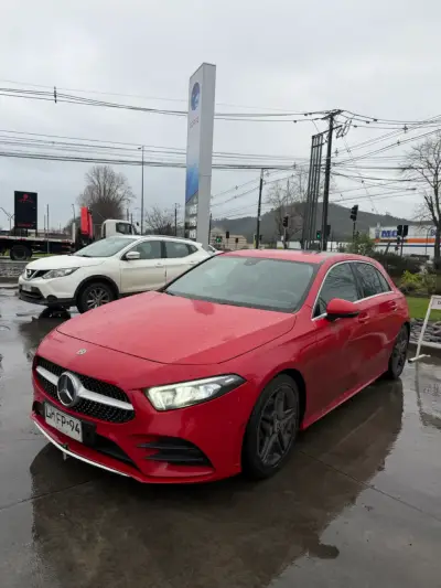 Mercedes-Benz A-Class rojo en buen estado - miniatura 1