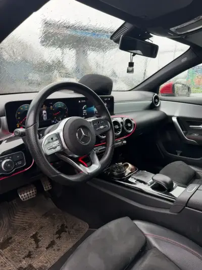 Mercedes-Benz A-Class rojo en buen estado - miniatura 4