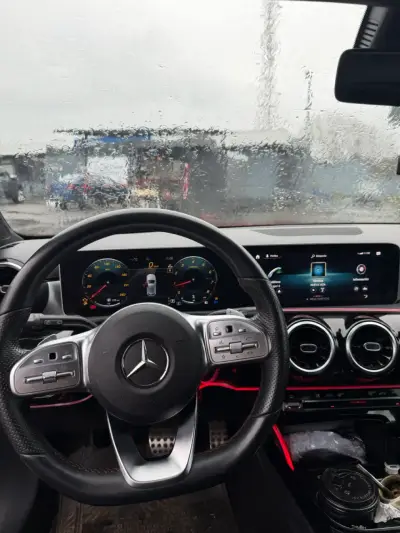 Mercedes-Benz A-Class rojo en buen estado - miniatura 5