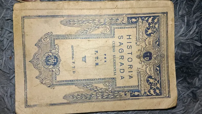 Libro antiguo 'Historia Sagrada' curso elemental - 1