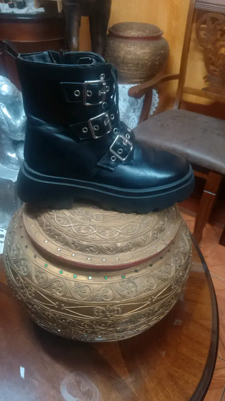 Botas negras con hebillas estilo punk