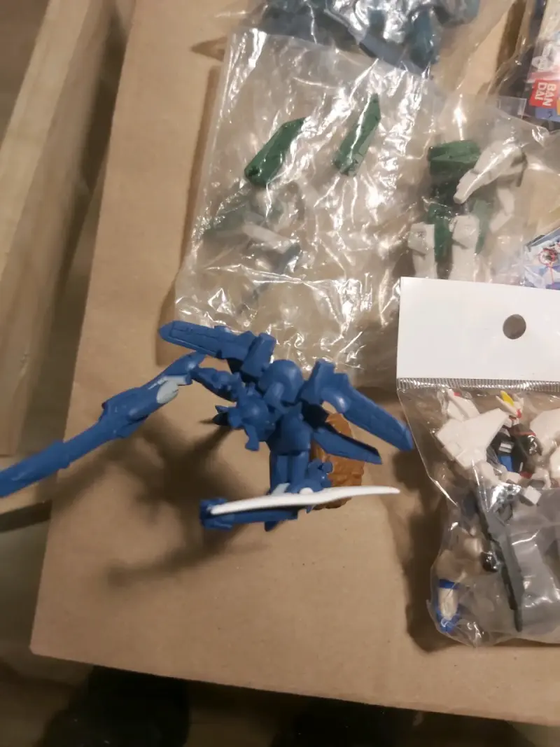 Figura de acción robot GUNDAM desmontable - 1
