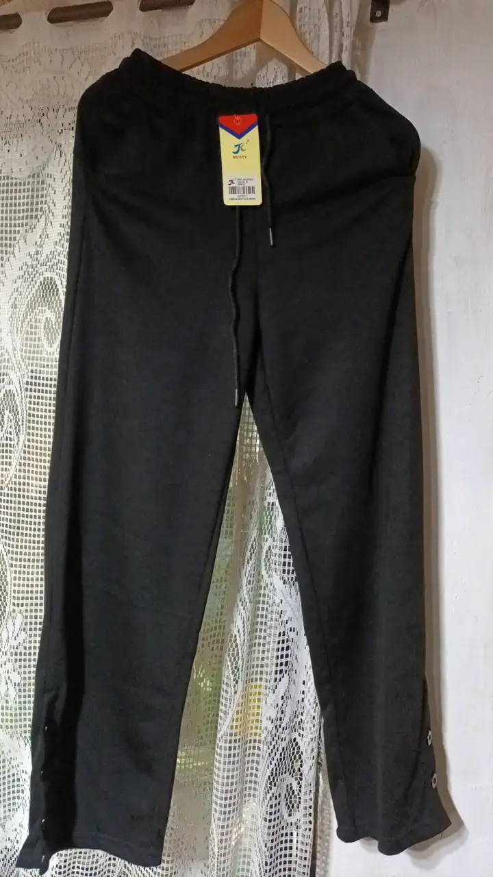 Pantalones deportivos negros con botones