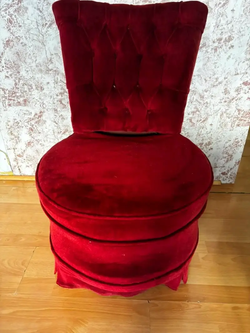 Silla vintage de terciopelo rojo