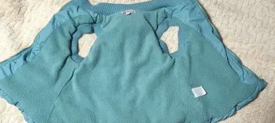 Chaqueta sin mangas azul para niña - miniatura 3