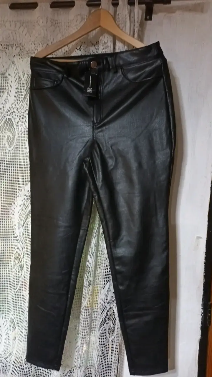 Pantalones de cuero sintético negros para mujer