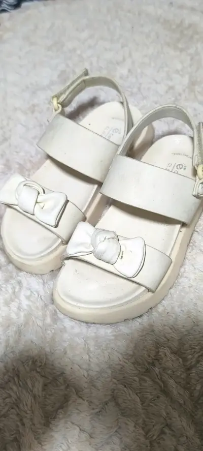 Sandalias blancas para niña con lazo - miniatura 1