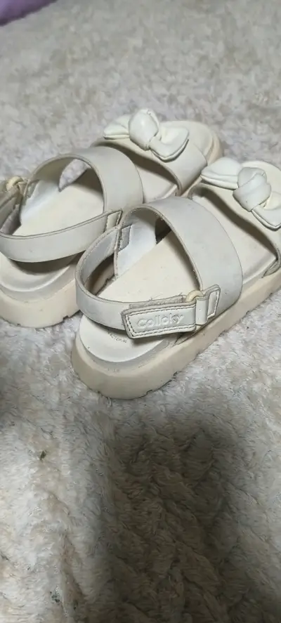 Sandalias blancas para niña con lazo - miniatura 3