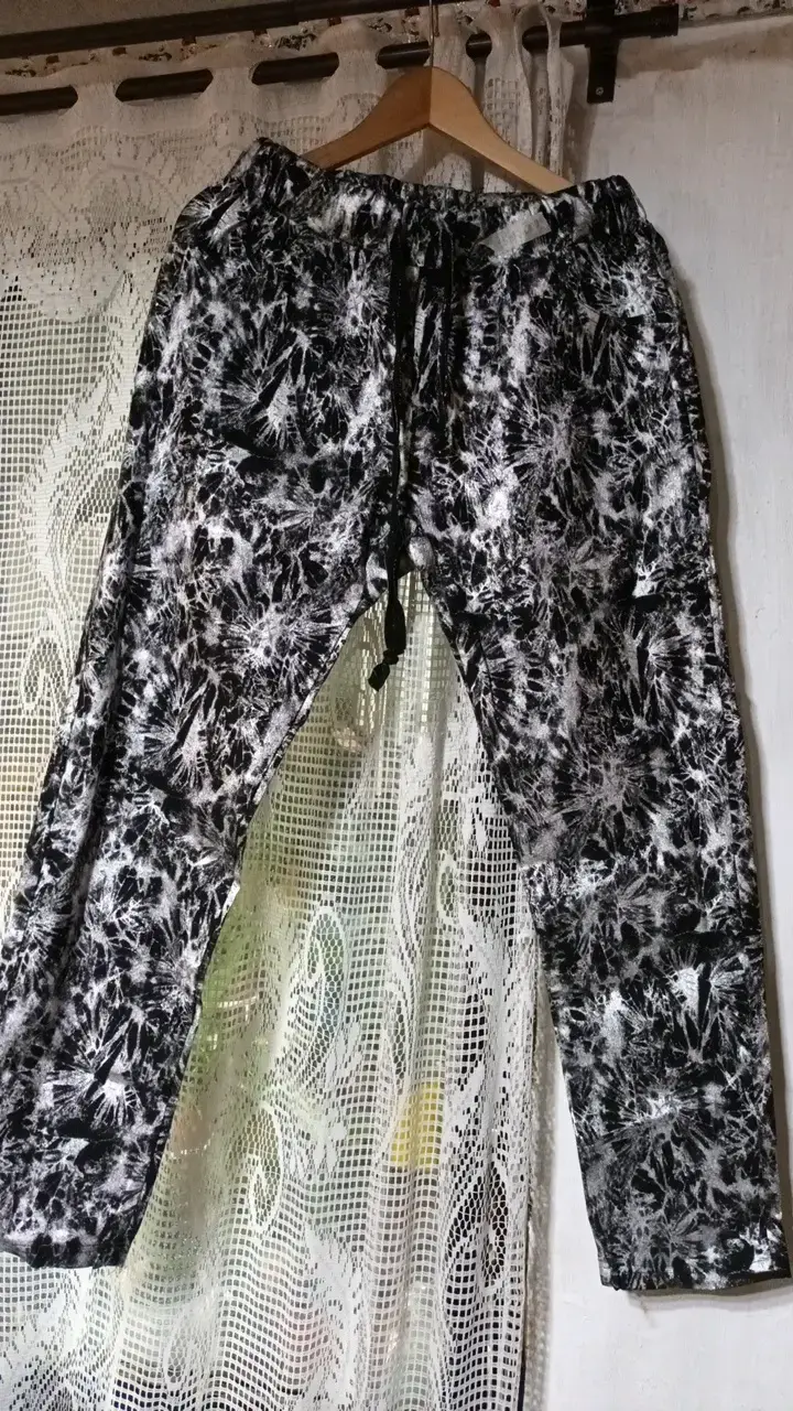 Pantalón deportivo estampado blanco con negro