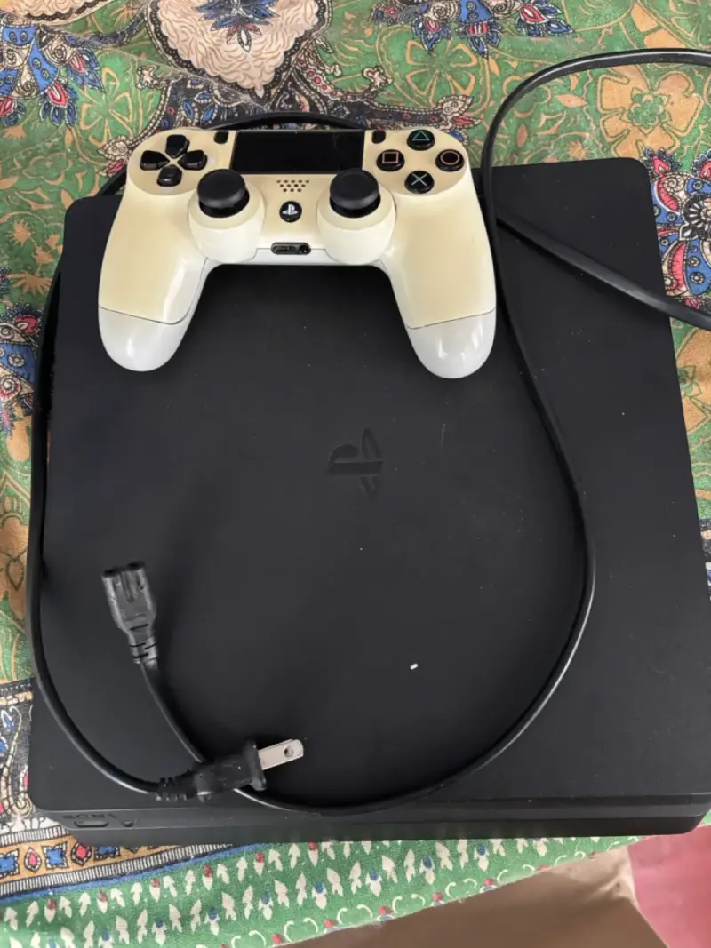 Consola PlayStation 4 con control y juegos - 1