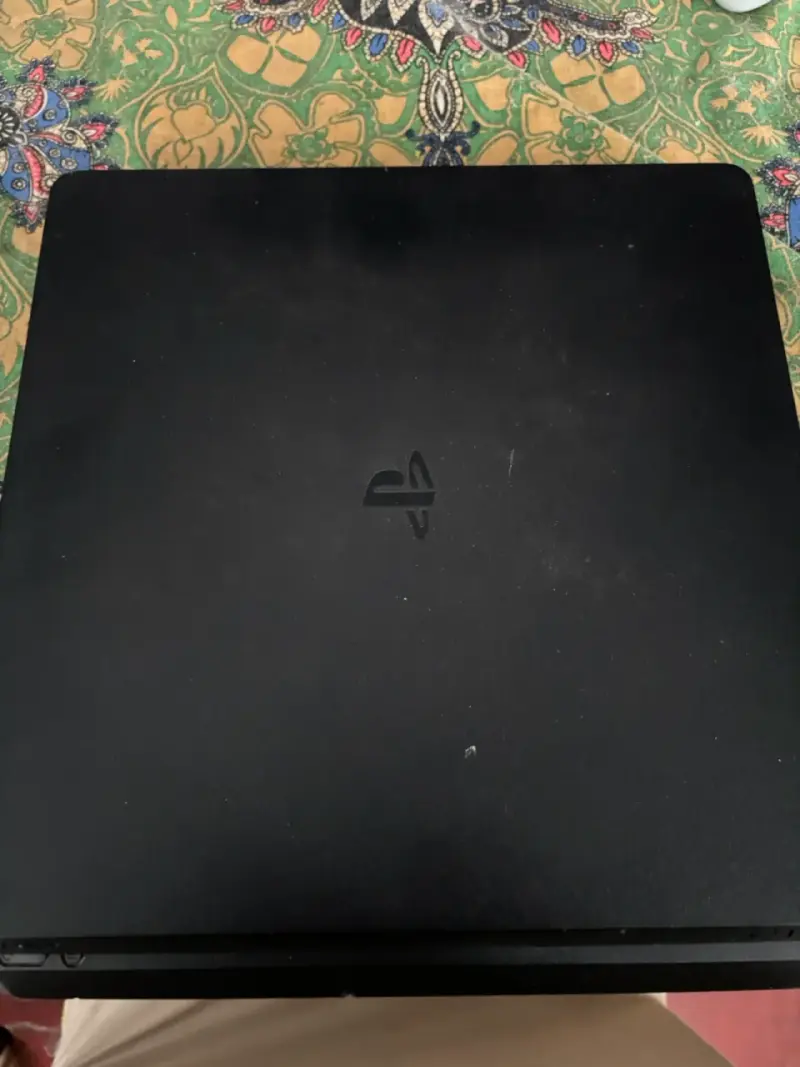 Consola PlayStation 4 con control y juegos - 2