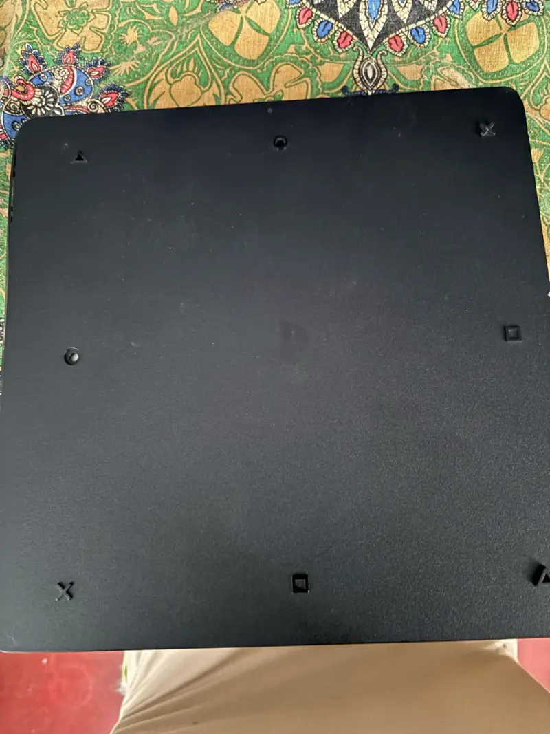Consola PlayStation 4 con control y juegos - 3