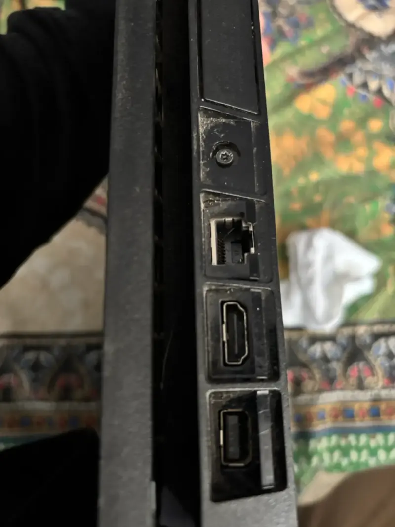 Consola PlayStation 4 con control y juegos - 4