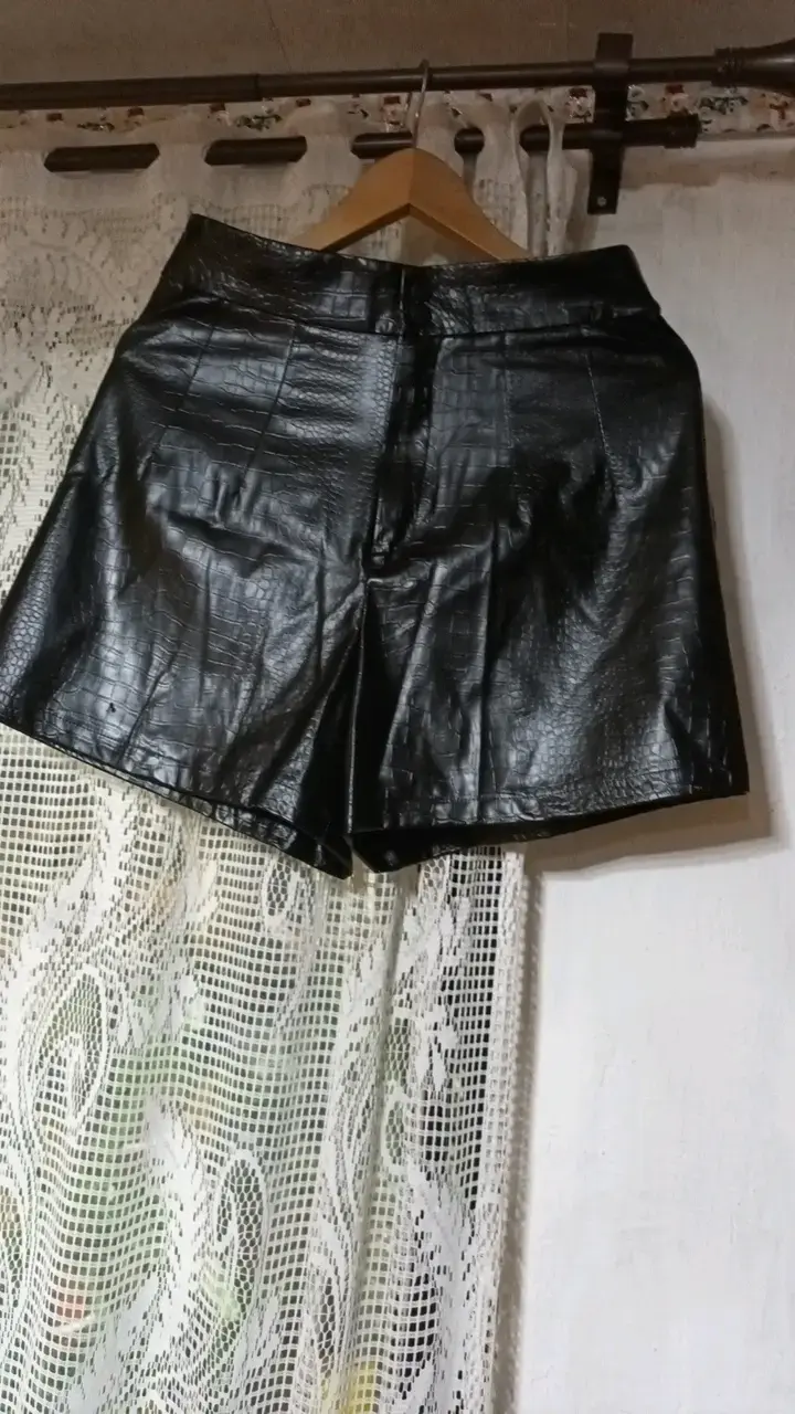 Shorts de cuero sintético negro para mujer