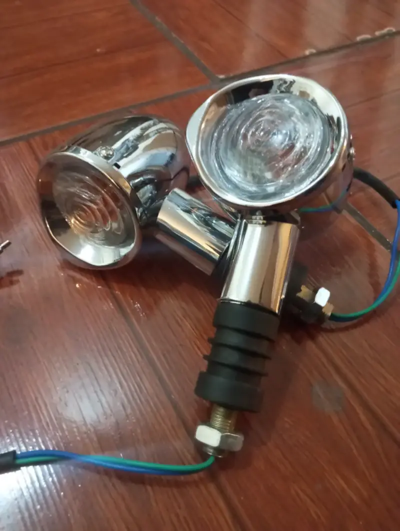 Focos delanteros cromados para moto - 1