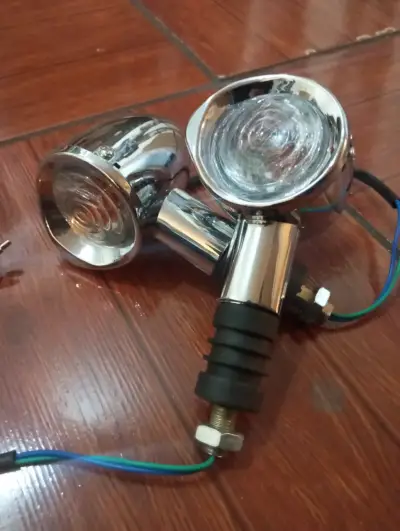 Focos delanteros cromados para moto - miniatura 1