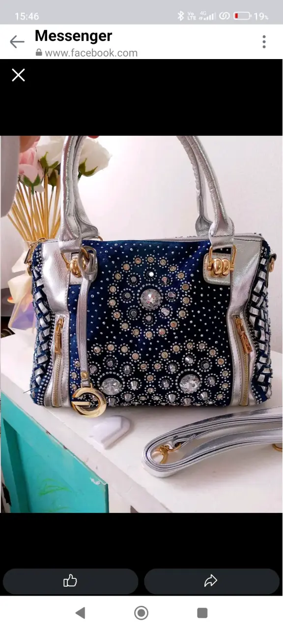 Bolso de mano azul con detalles brillantes - 1