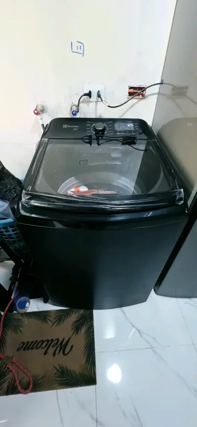 Lavadora Electrolux 22 kg negra eficiente - miniatura 1