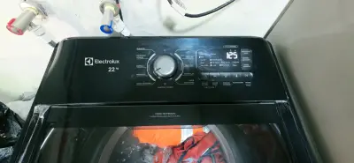 Lavadora Electrolux 22 kg negra eficiente - miniatura 2