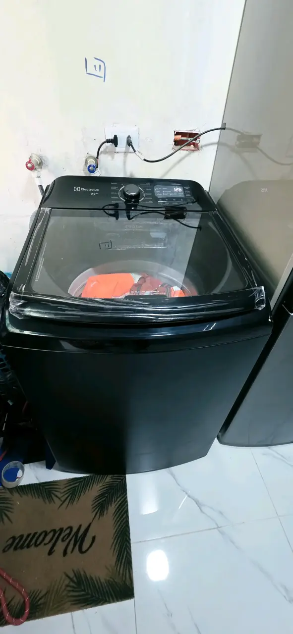 Lavadora Electrolux 22 kg negra eficiente - 3