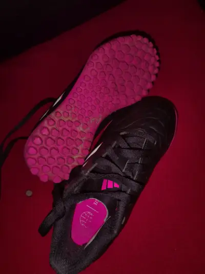 Zapatillas deportivas negras con suela rosada - miniatura 1