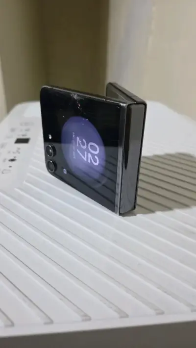Smartphone Samsung Galaxy ZFLIP 5 - miniatura 3