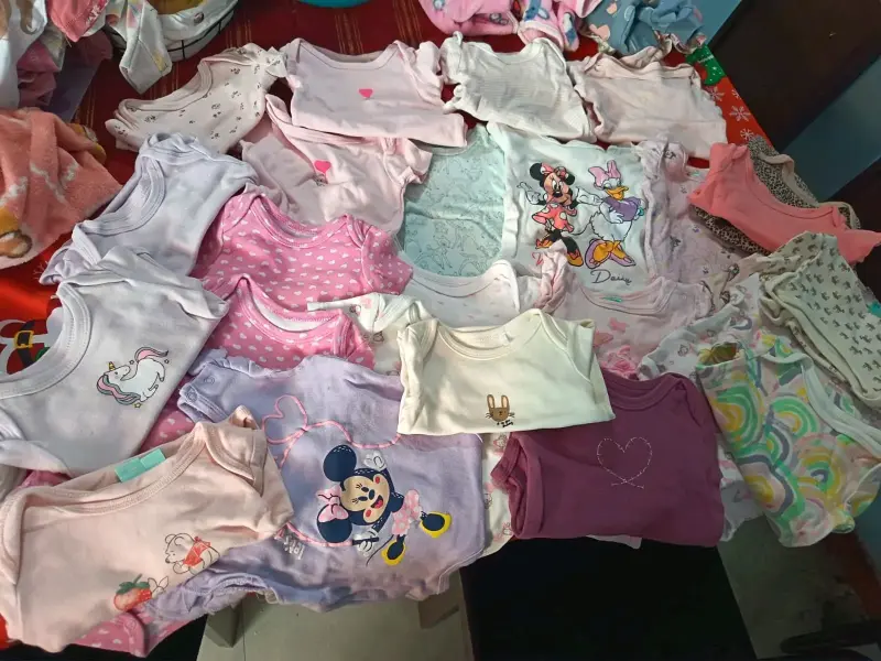 Lote de bodys para bebé con diseños variados - 1