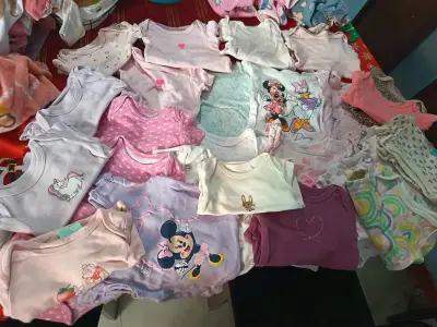 Lote de bodys para bebé con diseños variados - miniatura 1