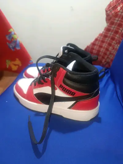 Zapatillas deportivas Puma rojo y negro - miniatura 1