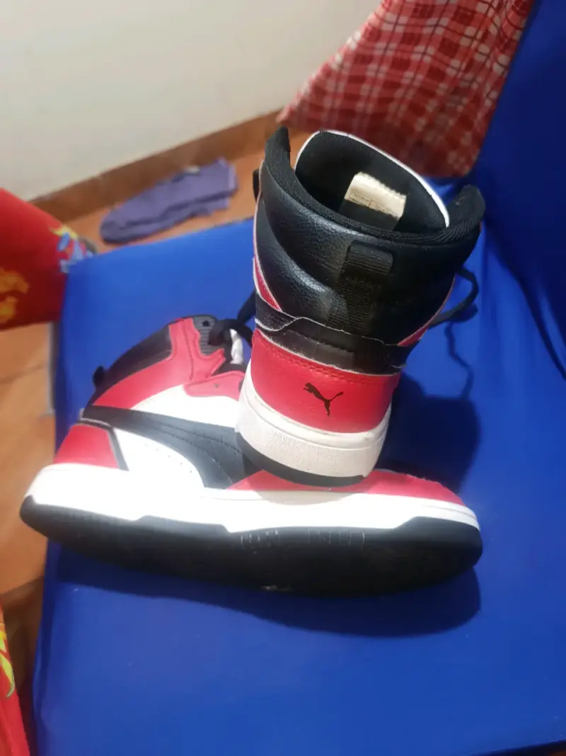 Zapatillas deportivas Puma rojo y negro - 2