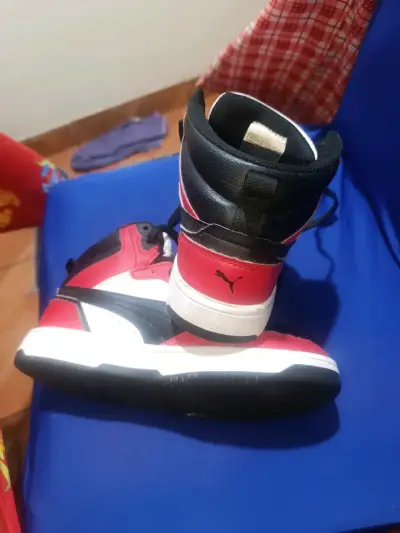 Zapatillas deportivas Puma rojo y negro - miniatura 2