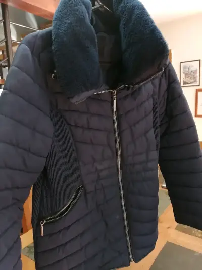 Chaqueta acolchada azul con cuello de lana - miniatura 1