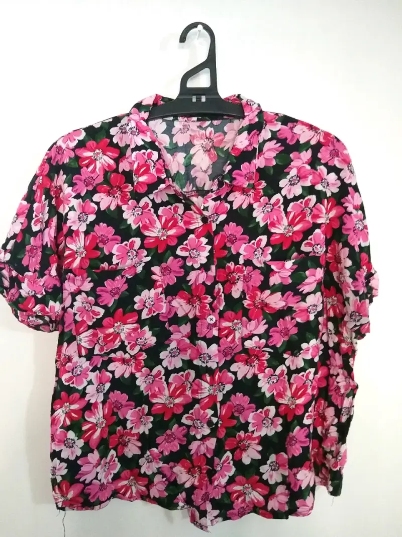 Blusa floral de manga corta para mujer y más - 1