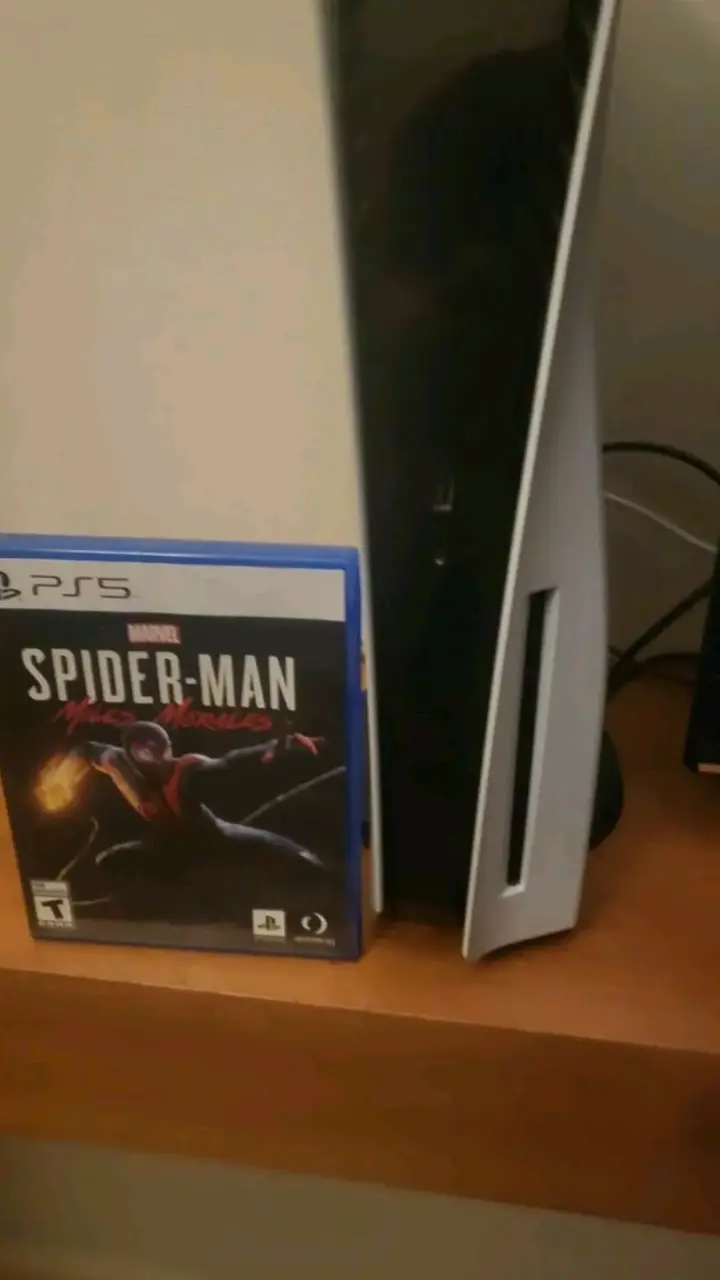 Consola PS5 con juego Spider-Man: Miles Morales - 1