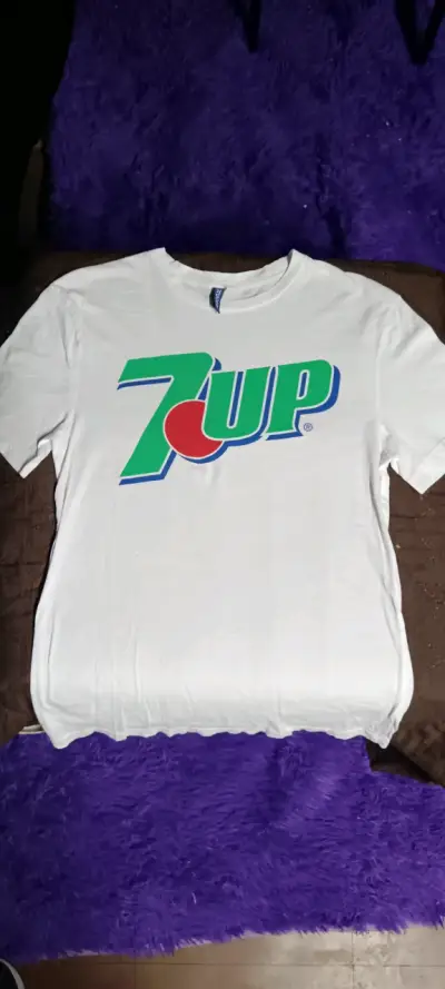 Polera blanca 7UP estampada - miniatura 1