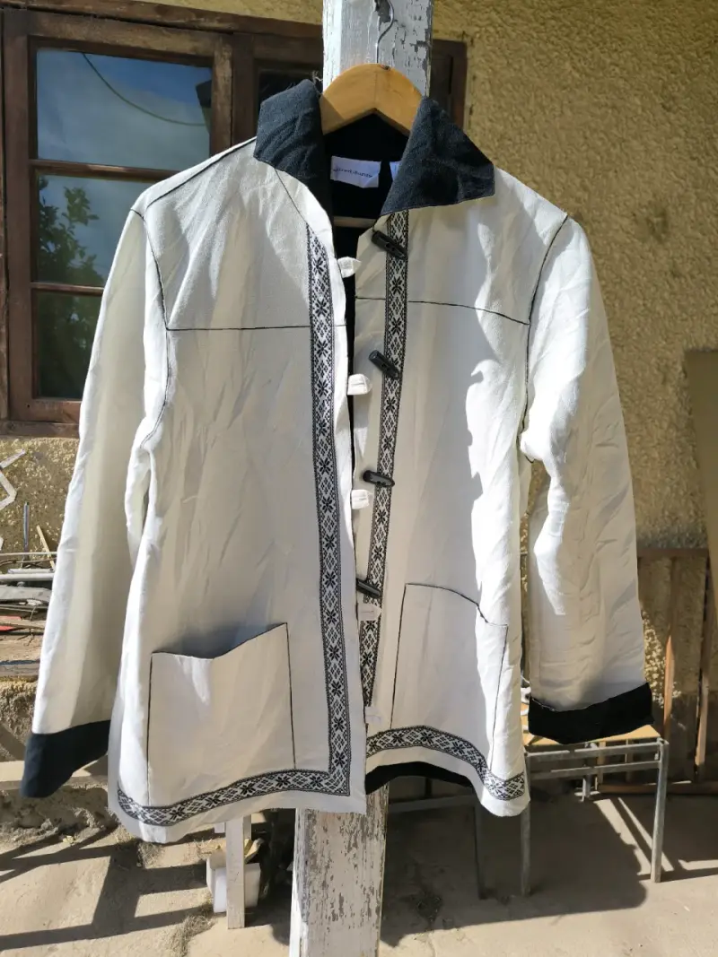 Chaqueta estilo étnico blanco y negro