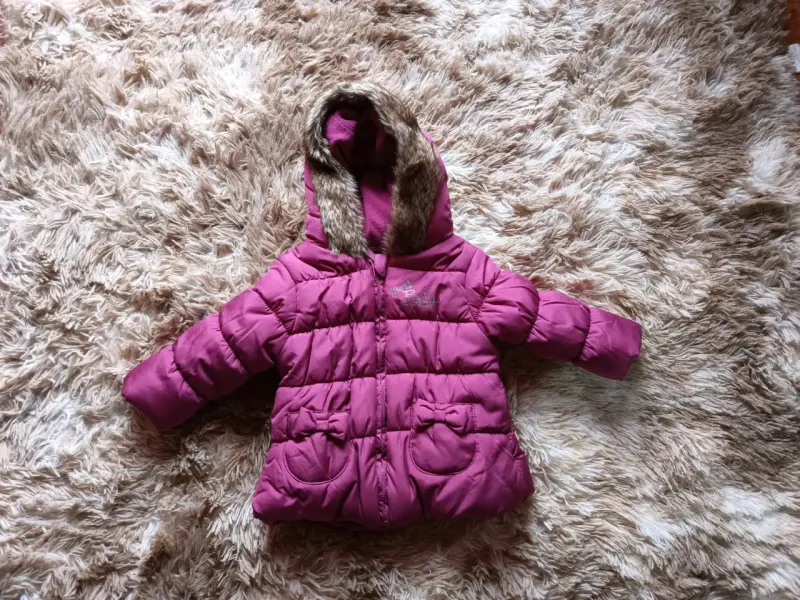 Abrigo infantil morado con capucha de piel - 1