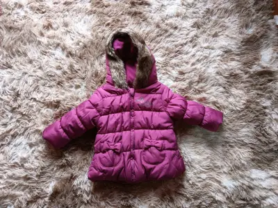 Abrigo infantil morado con capucha de piel - miniatura 1