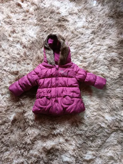 Abrigo infantil morado con capucha de piel - miniatura 2