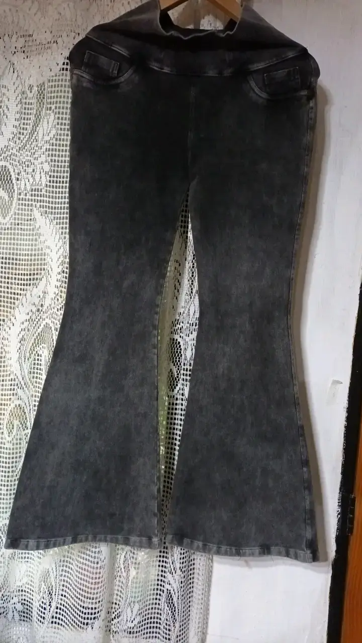 Pantalones acampanados de mezclilla gris