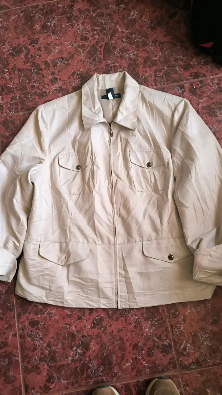 Chaqueta beige con bolsillos delanteros