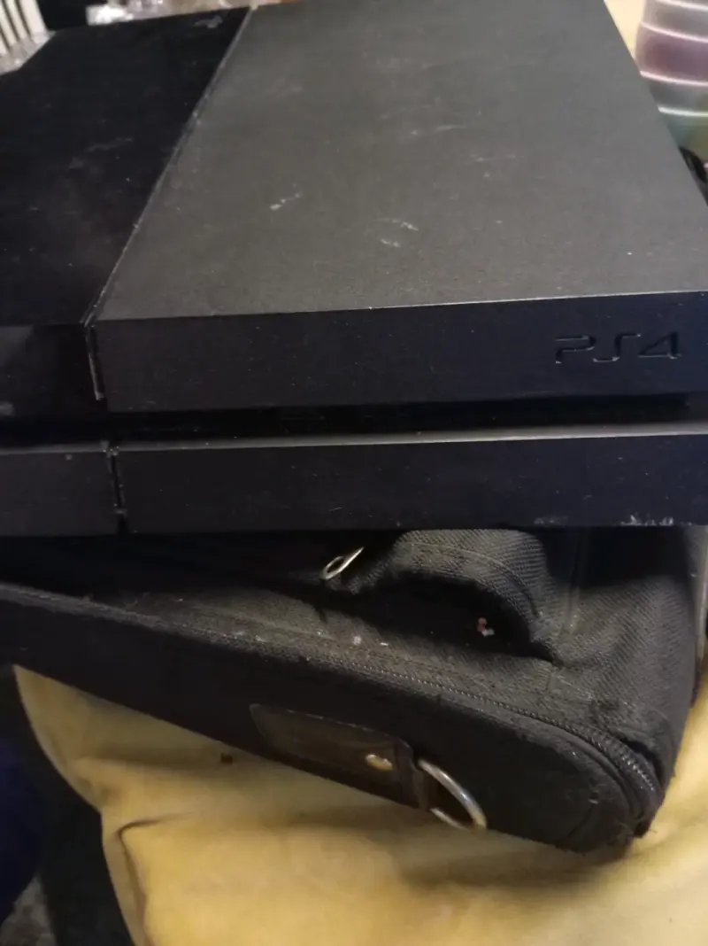 Consola PS4 en buen estado con funda - 1