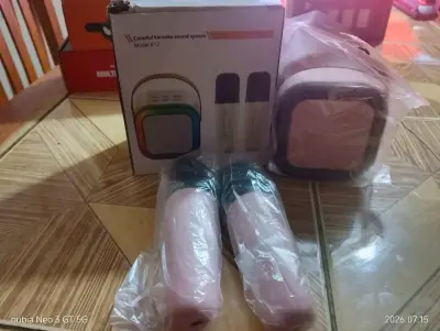 Sistema de karaoke colorido K12 con micrófonos - miniatura 1