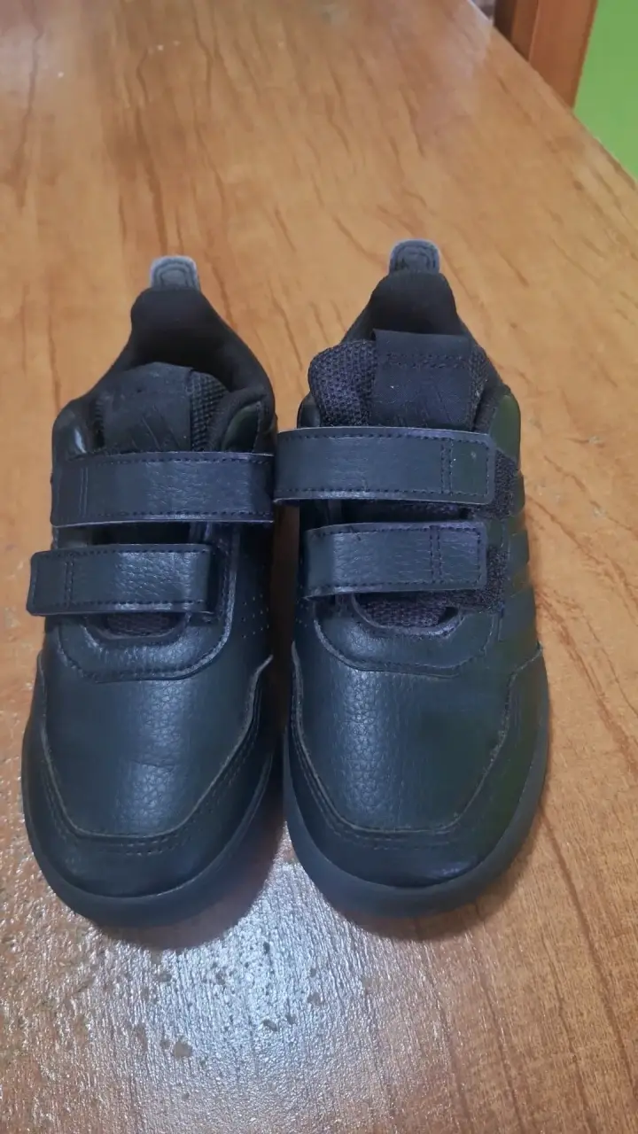 Zapatillas negras con velcro para niños - 1